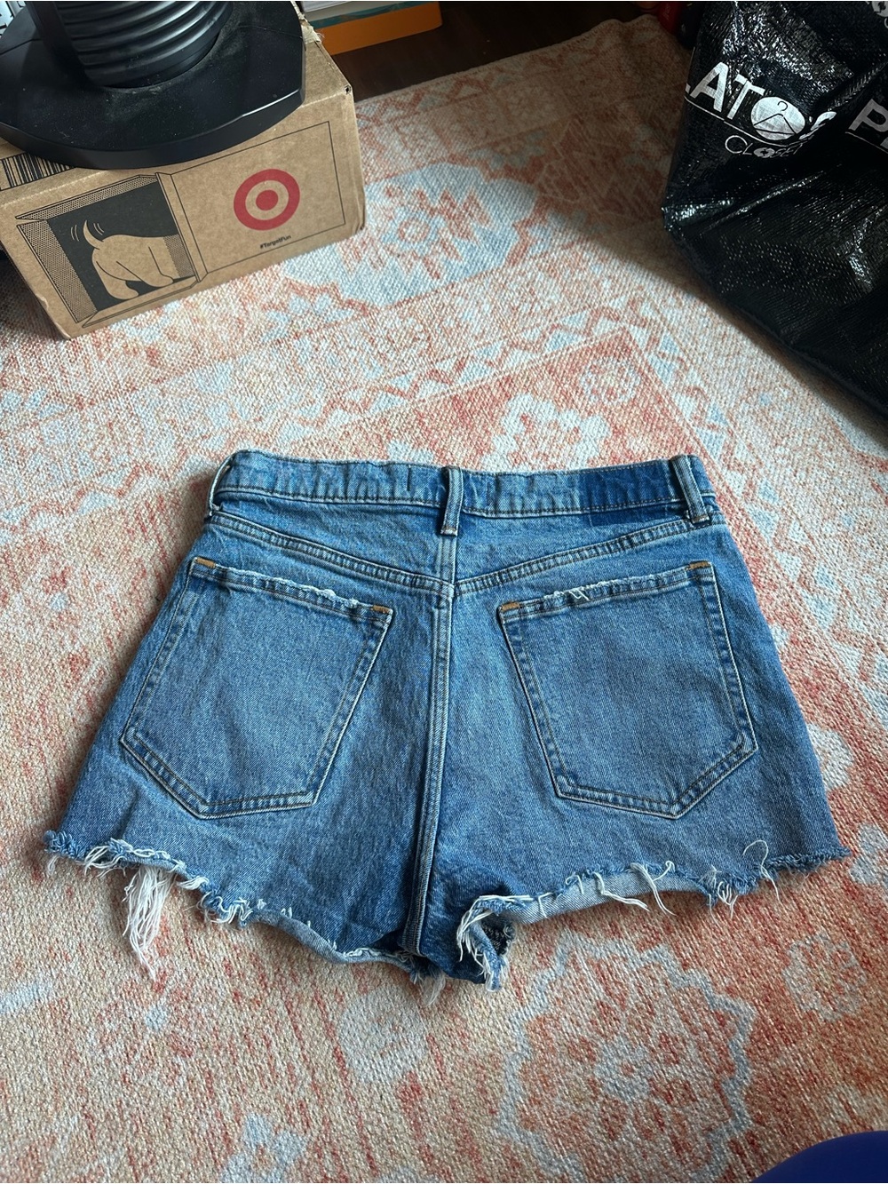 Abercrombie and fitch the mom short high rise size 29 or 8 medium wash denim - Picture 3 of 8